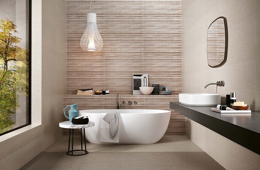 Phòng tắm gần gũi với thiên nhiên qua bức tường kính hơn thế màu sọc từ gạch ốp tường làm sáng căn phòng thể hiện vẻ đẹp riêng phù hợp với sở thích của từng cá nhân