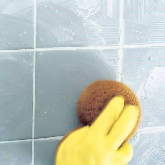 Dùng giẻ, mút lau sạch keo dán gạch thừa sau khi đã khô hẳn