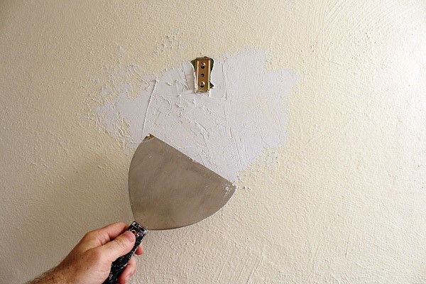 Trám lỗ đinh, lỗ hổng trên tường để tạo mặt phẳng
