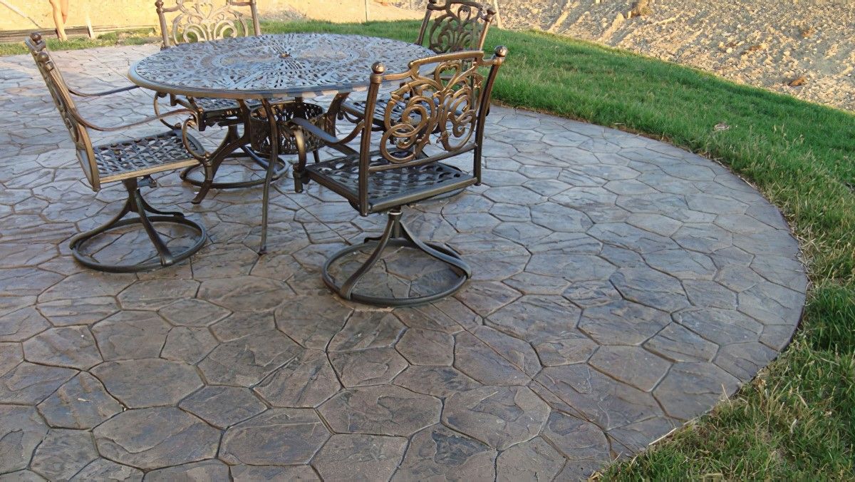 Gạch bê tông giả đá được ưa chuộng trong thiết kế và trang trí sân vườn. 